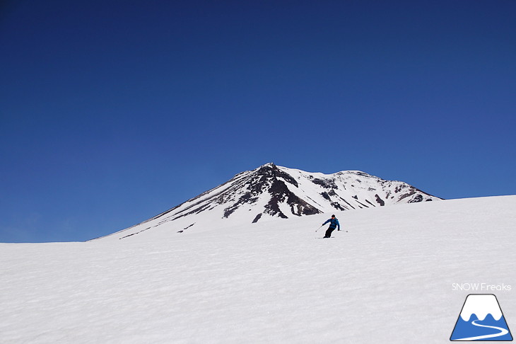 大雪山旭岳ロープウェイスキー場 残雪の北海道最高峰に今季最後のシュプールを…。